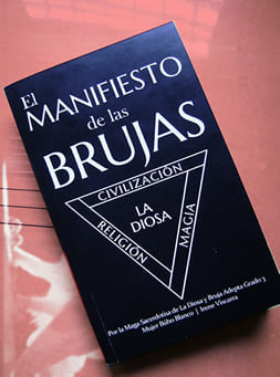 libro El Manifiesto de las Brujas de Mujer Búho Blanco Irene Viscarra